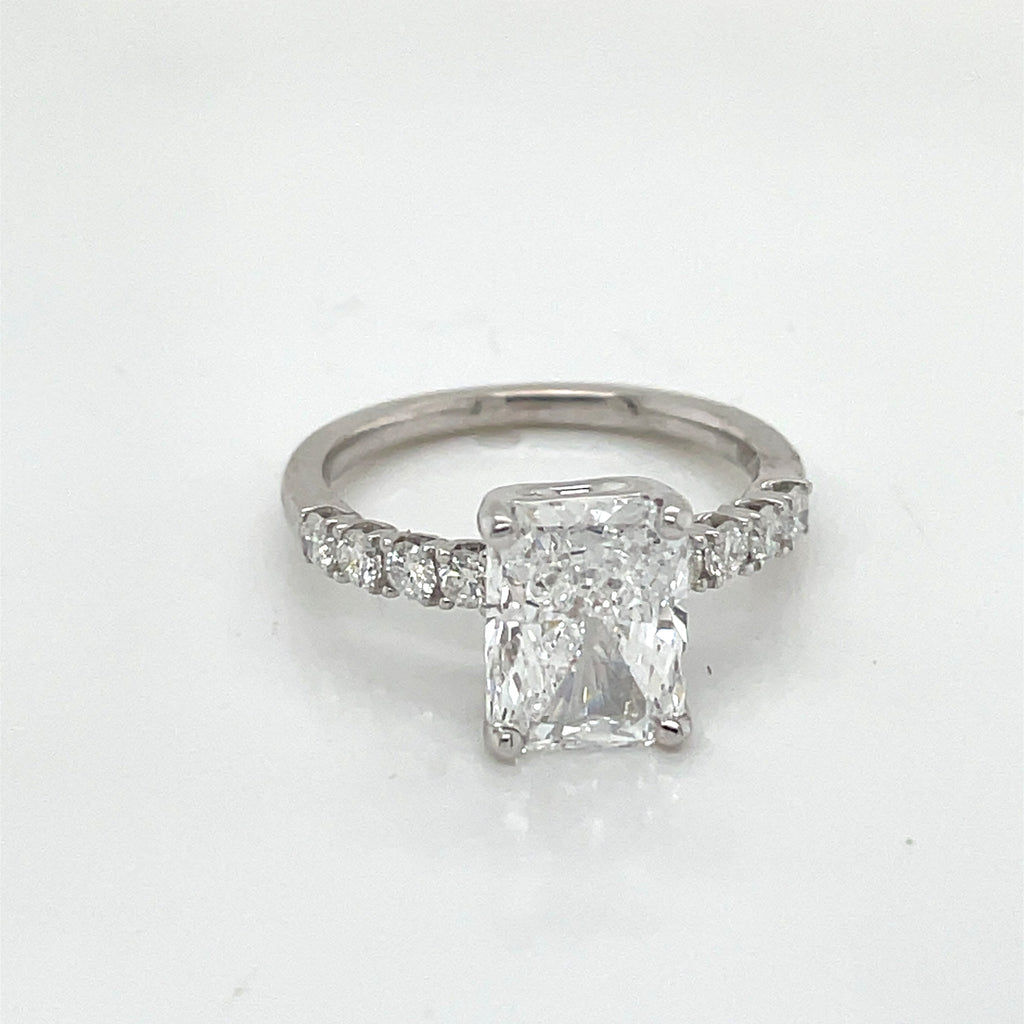 Solitaire ring with Radiant cut diamond 3.02 ct