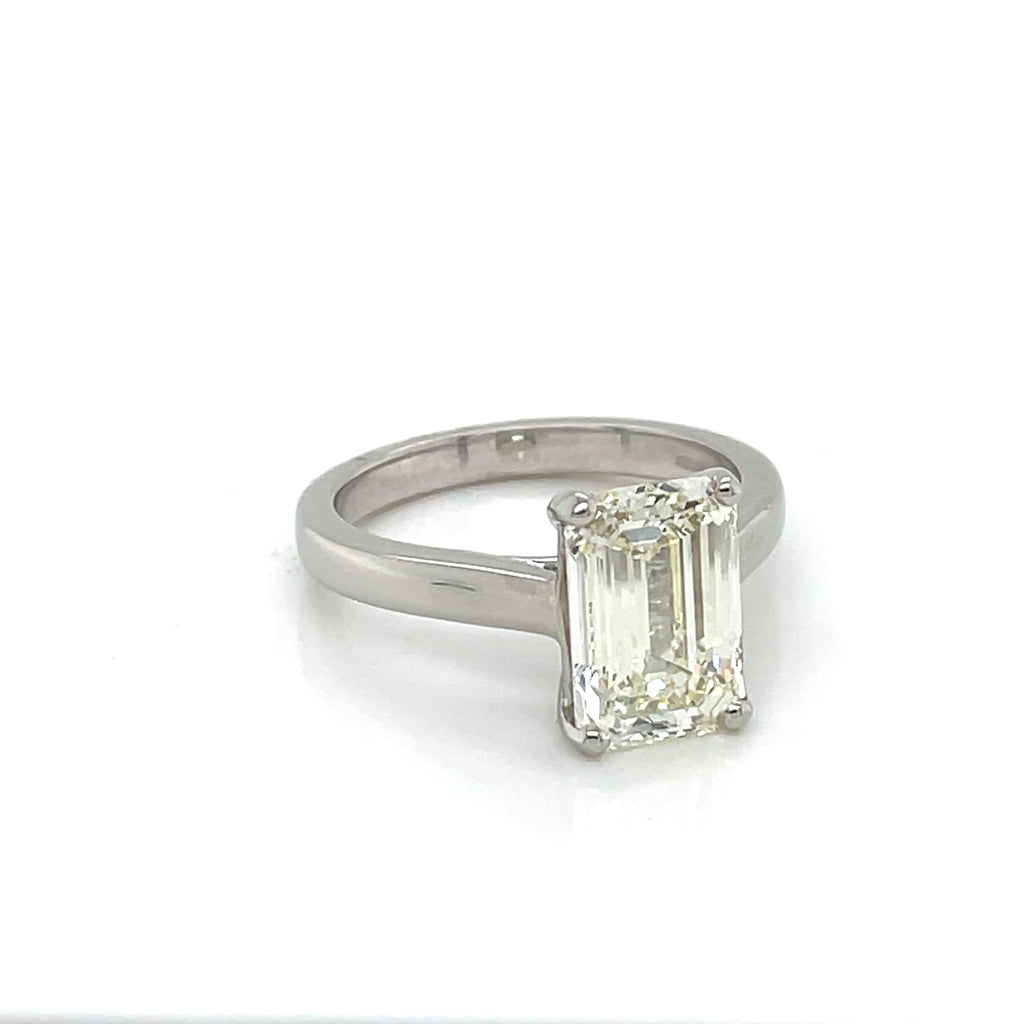 Solitaire ring with Emerald cut diamond 3.08 ct