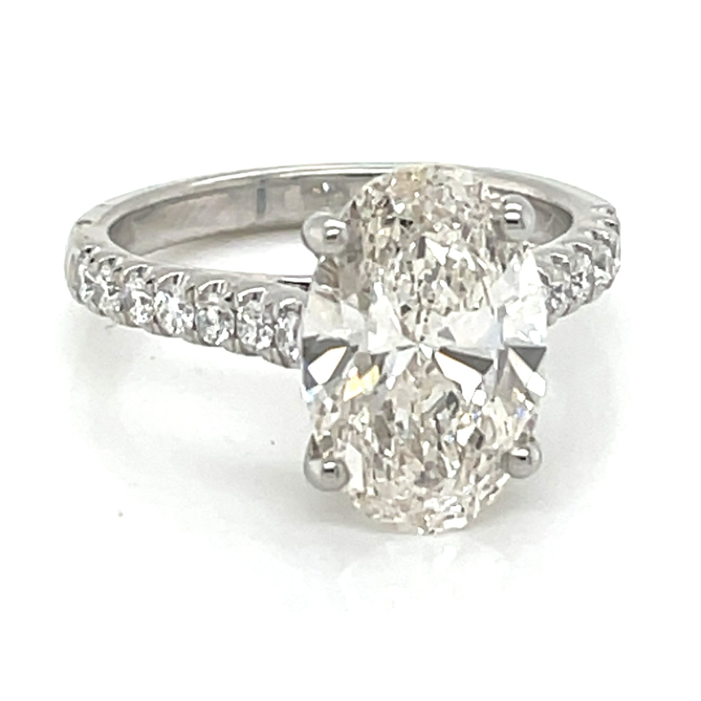 Solitaire Oval shape diamond ring with diamonds shaulders 3.5 ct