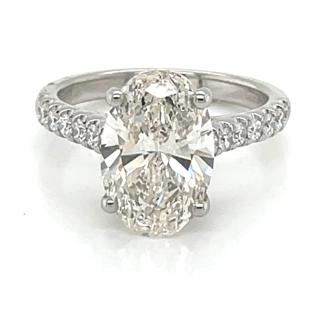 Solitaire Oval shape diamond ring with diamonds shaulders 3.5 ct